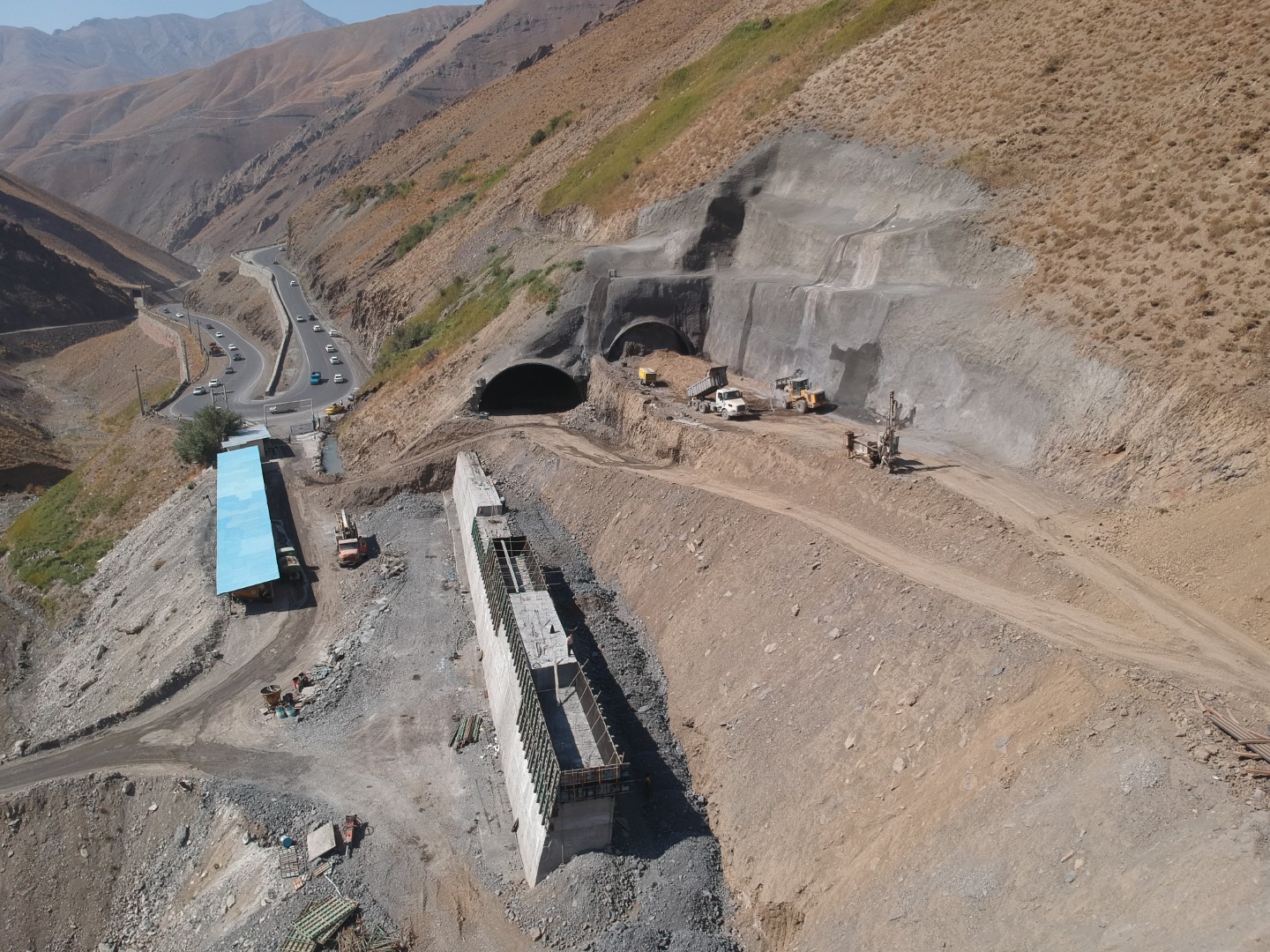 مطالعات و طراحی فاز دو و نظارت کارگاهی و عالیه قطعه D منطقه دو آزادراه تهران شمال و مطالعه و احداث مسیر موجود جایگزین