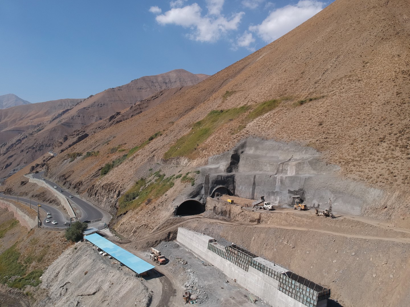 مطالعات و طراحی فاز دو و نظارت کارگاهی و عالیه قطعه D منطقه دو آزادراه تهران شمال و مطالعه و احداث مسیر موجود جایگزین