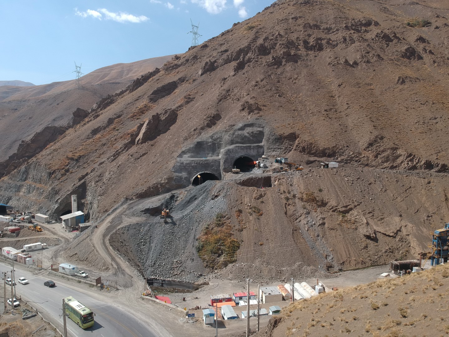 مطالعات و طراحی فاز دو و نظارت کارگاهی و عالیه قطعه D منطقه دو آزادراه تهران شمال و مطالعه و احداث مسیر موجود جایگزین